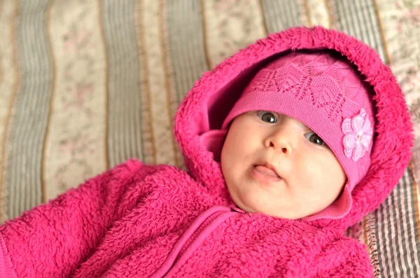 Retrato de adorable bebé en vestido rosa — Foto de Stock