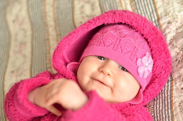 Porträtt av bedårande barn i rosa klänning — Stockfoto