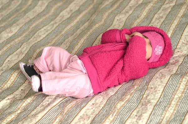 Portret noworodek w różowej sukience — Zdjęcie stockowe