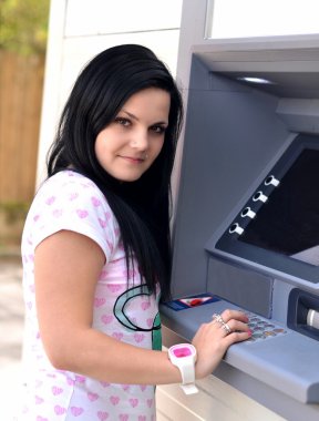 ATM 'de kredi kartından para çeken bir kadın..