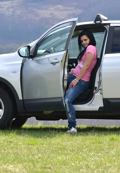 Μελαχρινή γυναίκα να στέκεται κοντά σε αυτοκίνητο — Φωτογραφία Αρχείου