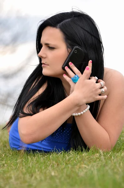 Привлекательная девушка на природе с мобильным телефоном — стоковое фото