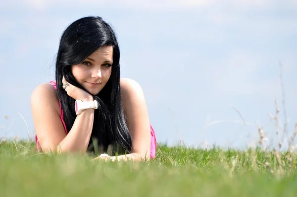 Menina atraente em um campo na primavera — Fotografia de Stock