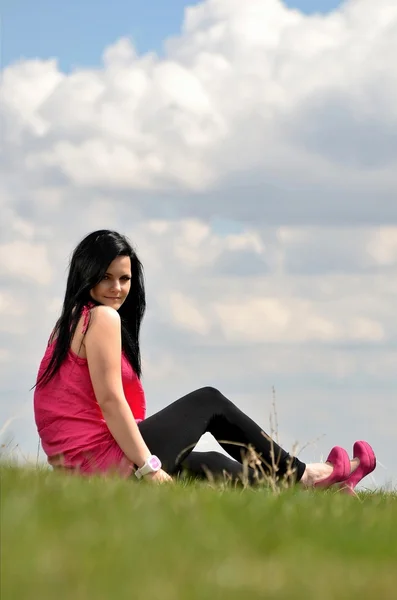 Aantrekkelijk meisje op een veld in het voorjaar van — Stockfoto