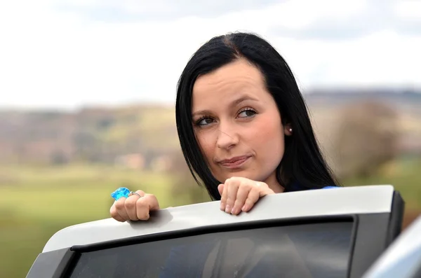 Brunett kvinna som står nära bil — Stockfoto