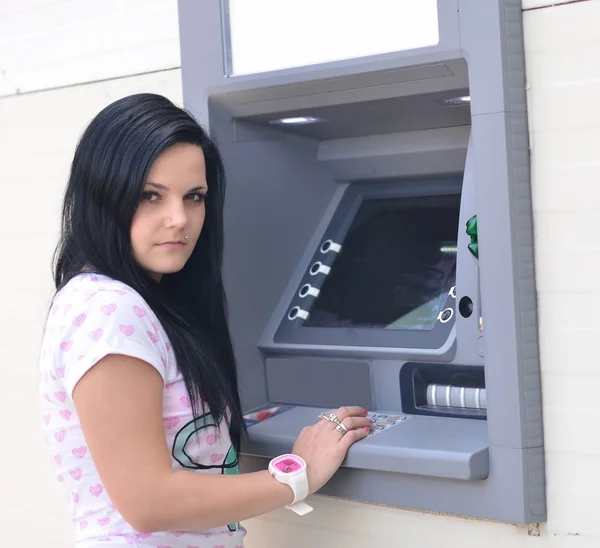 Mujer retirando dinero de la tarjeta de crédito en el cajero automático. — Foto de Stock
