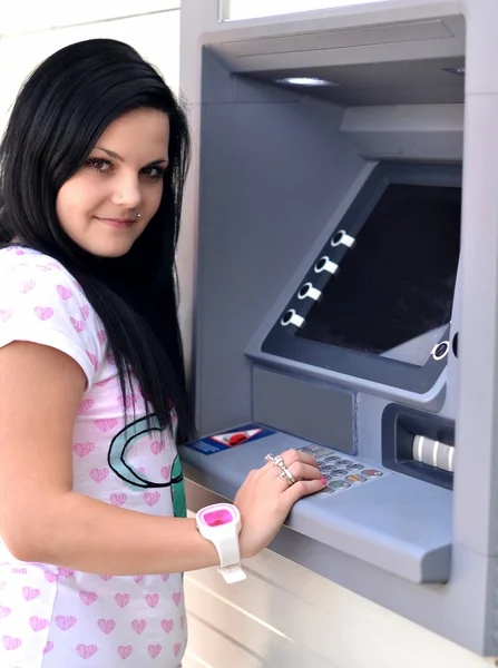 Mujer retirando dinero de la tarjeta de crédito en el cajero automático. — Foto de Stock