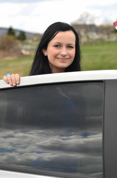Porträt einer schönen jungen Frau in der Natur mit Auto — Stockfoto