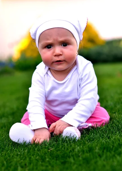 Feliz bebê sentado na grama — Fotografia de Stock