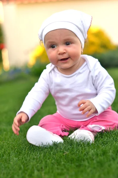 Feliz bebé sentado en la hierba —  Fotos de Stock