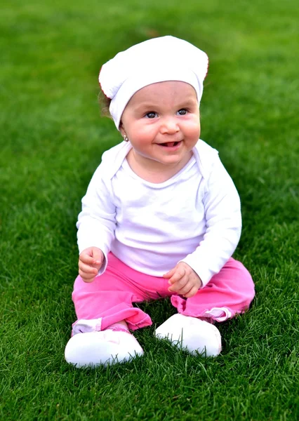 잔디에 앉아 행복 한 아기 — 스톡 사진