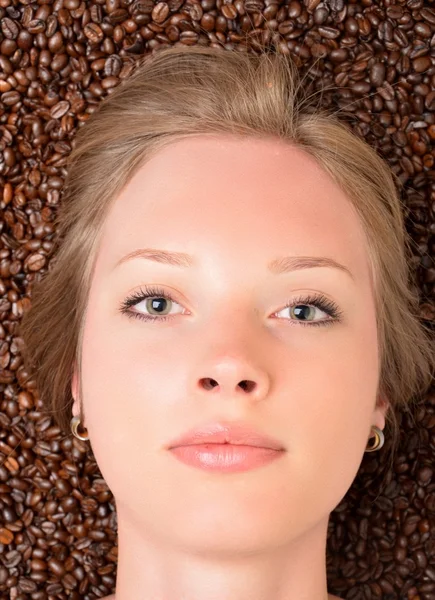 Kvinna med kaffebönor — Stockfoto