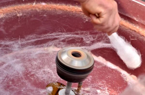 Preparazione di zucchero filato per un buffet — Foto Stock