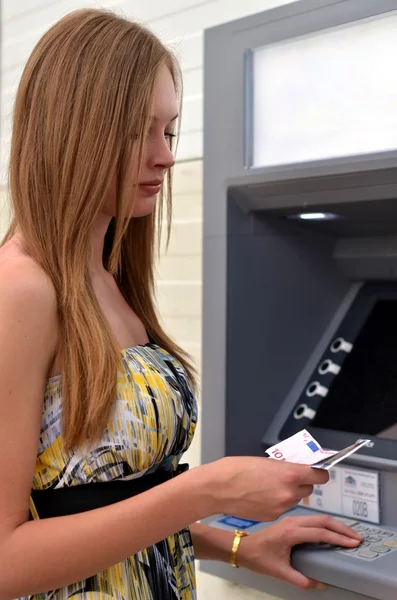 Frau am Geldautomaten — Stockfoto