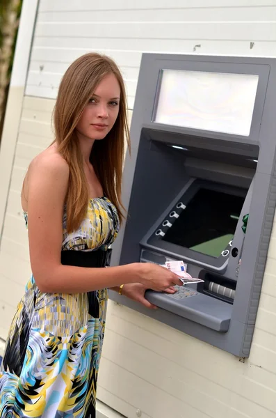 Frau am Geldautomaten — Stockfoto