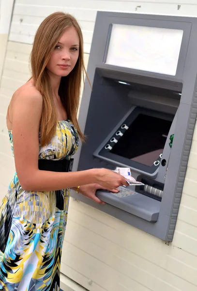Женщина у банкомата — стоковое фото