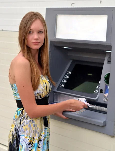 Nő az ATM — Stock Fotó