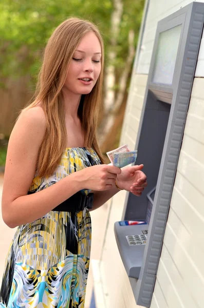 Жінка в банкоматі — стокове фото