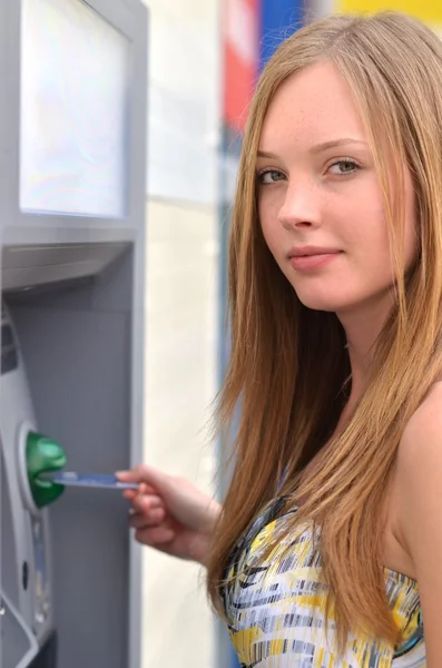 Женщина у банкомата — стоковое фото