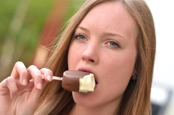 Retrato de una hermosa joven sosteniendo un delicioso helado en la mano —  Fotos de Stock