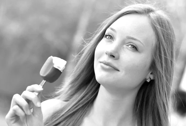 Портрет красивой молодой женщины с вкусным мороженым в руке — стоковое фото