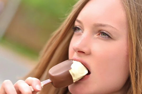 맛 있는 아이스크림을 손에 들고 아름 다운 젊은 여자의 초상화 — 스톡 사진