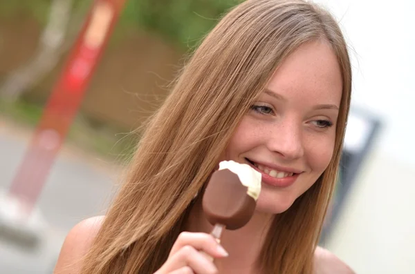 美丽的年轻女子在手拿美味冰淇淋的肖像 — 图库照片