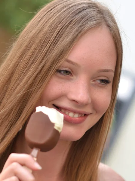 Retrato de una hermosa joven sosteniendo un delicioso helado en la mano — Foto de Stock