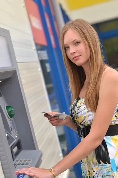 妇女在自动取款机上从信用卡取款. — 图库照片