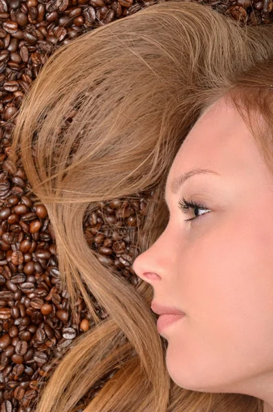 Kvinna med kaffebönor — Stockfoto