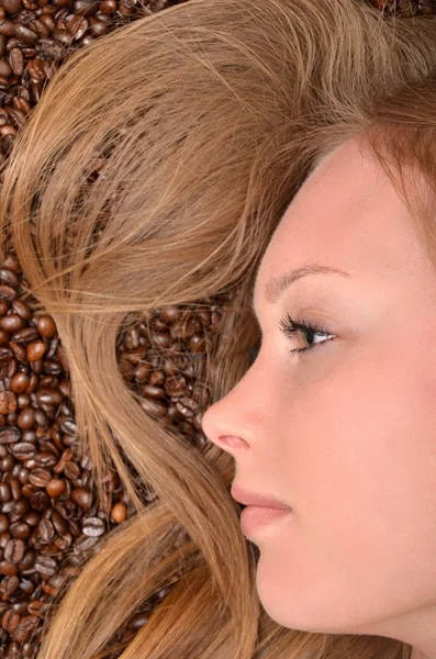 Femme avec grains de café — Photo