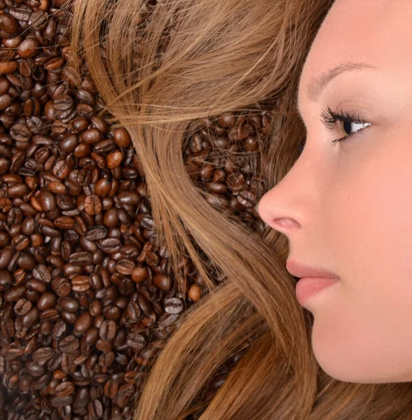 Femme avec grains de café — Photo