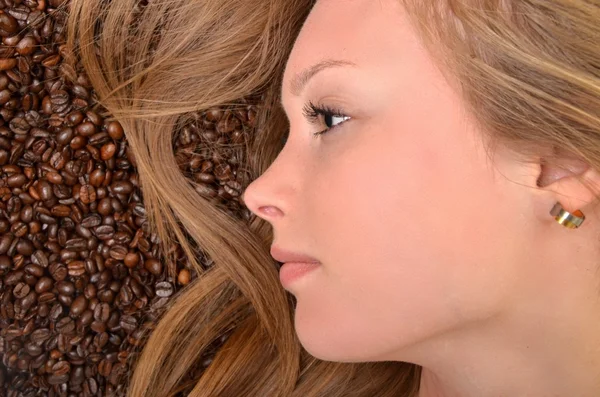 Kahve çekirdekleri ile kadın — Stok fotoğraf