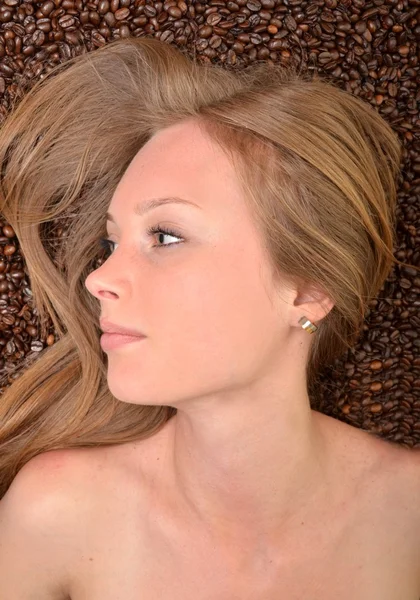 Vrouw met koffie bonen — Stockfoto