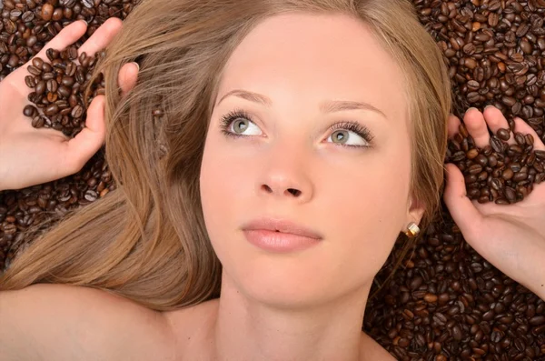 Женщина с кофейными зёрнами — стоковое фото