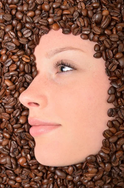 Kvinna i kaffebönor — Stockfoto