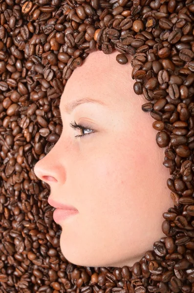 Žena v kávová zrna — Stock fotografie
