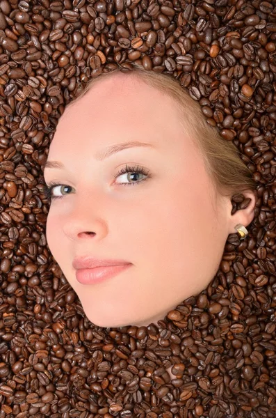 Žena v kávová zrna — Stock fotografie