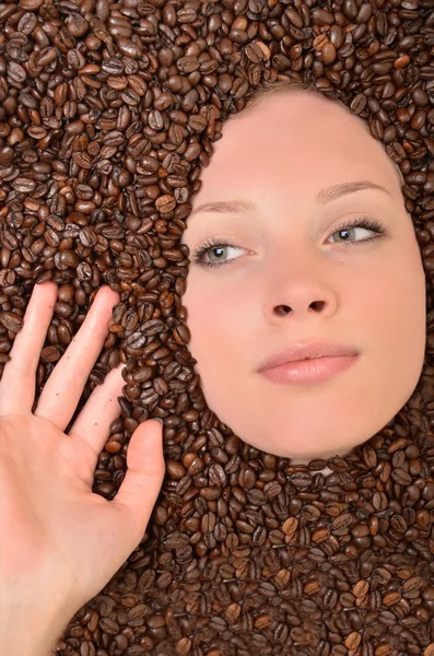 Donna in chicchi di caffè — Foto Stock