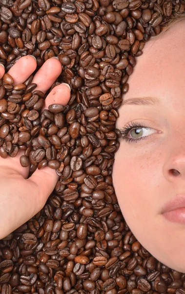 Γυναίκα σε κόκκους καφέ — Φωτογραφία Αρχείου