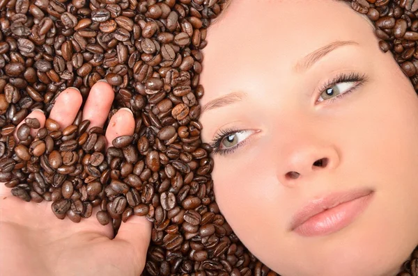 Frau in Kaffeebohnen — Stockfoto