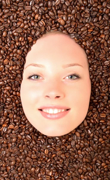 Mulher em grãos de café — Fotografia de Stock