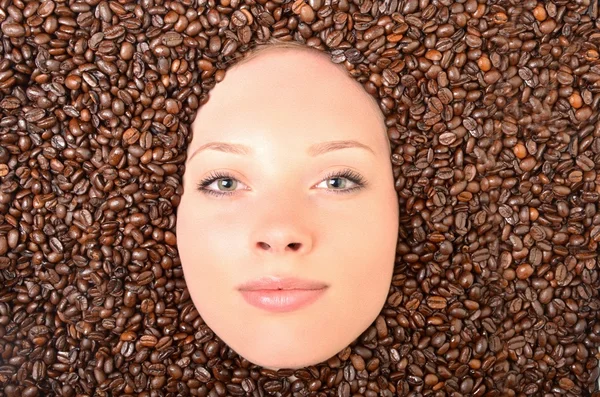 Vrouw in koffie bonen — Stockfoto