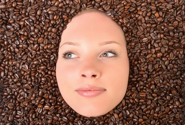 Donna in chicchi di caffè — Foto Stock