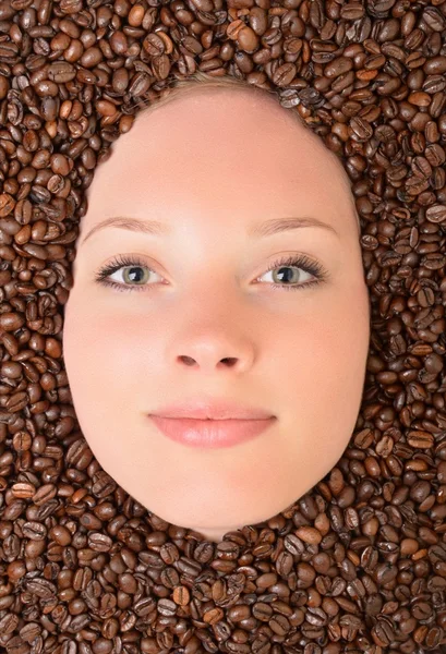 Frau in Kaffeebohnen — Stockfoto