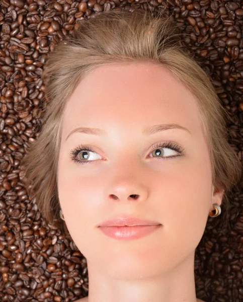 Женщина в кофейных зёрнах — стоковое фото