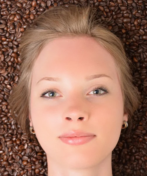 Mulher em grãos de café — Fotografia de Stock