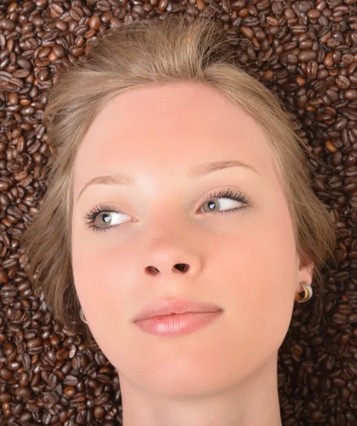 Mujer en granos de café —  Fotos de Stock