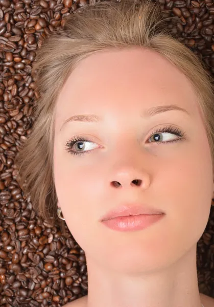 Женщина в кофейных зёрнах — стоковое фото