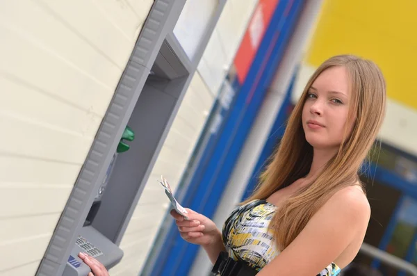 Mujer retirando dinero de la tarjeta de crédito en el cajero automático. —  Fotos de Stock